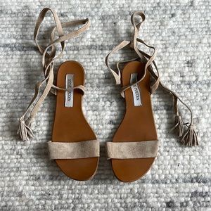 Steve Madden Kapri Tan Tassle Ankle Tie Sandal - Size 8.
